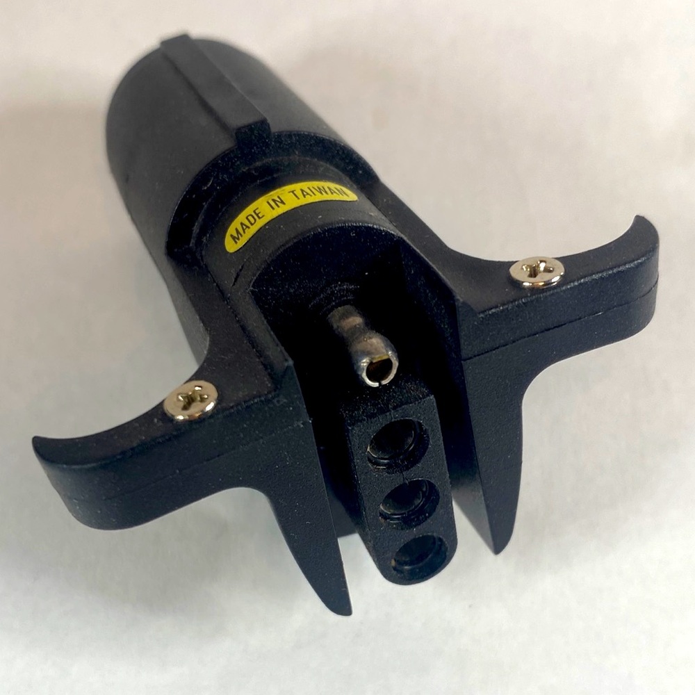 R64F Trailer Connector Adapter 6 Way Round to 4 Way Flat New Without Box
